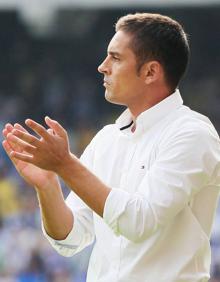 Imagen secundaria 2 - Arriba, Javi Casas sujeta a Negredo en la temporada 2008/09, en un partido donde el Athletic no pudo sujetar a la UDA. Abajo, a la izquierda, victoria en Málaga. A la derecha, Francisco, que ganó siete de los 21 partidos que ha conquistado la UDA a domicilio. 