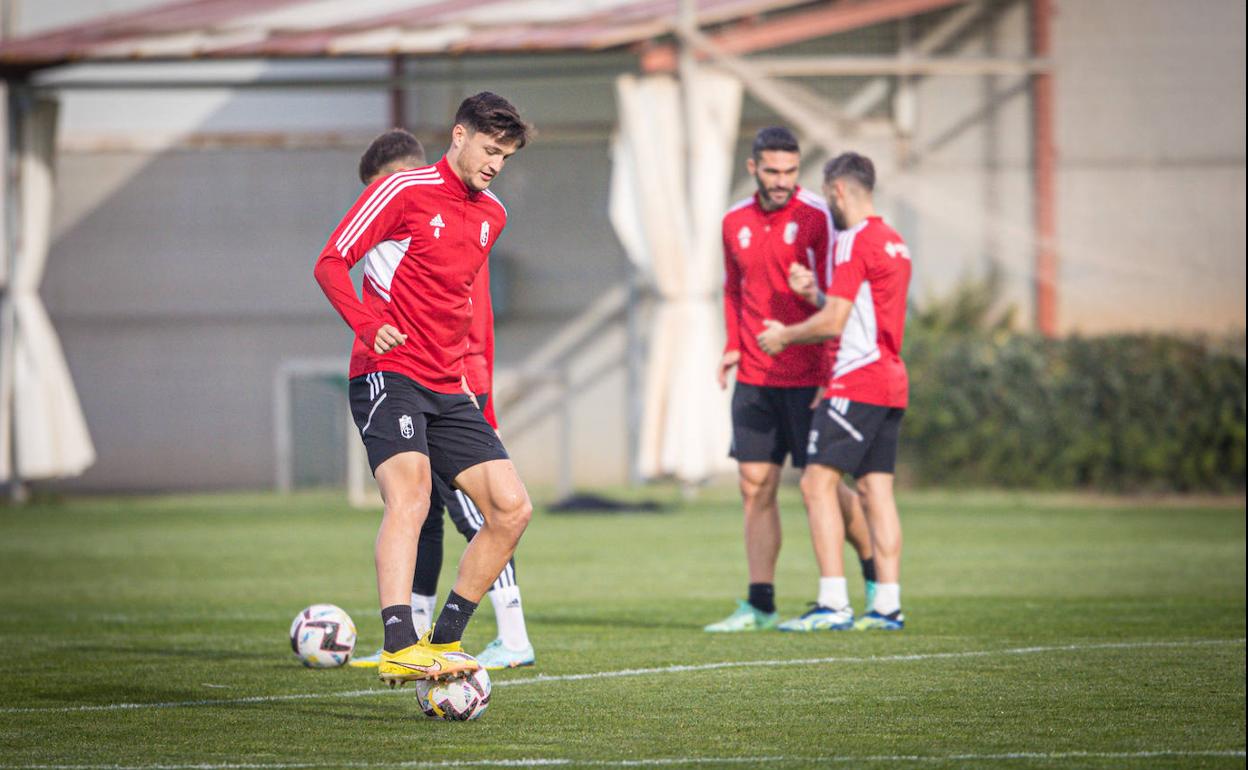 Miguel Rubio controla un balón durante el entrenamiento del viernes. 