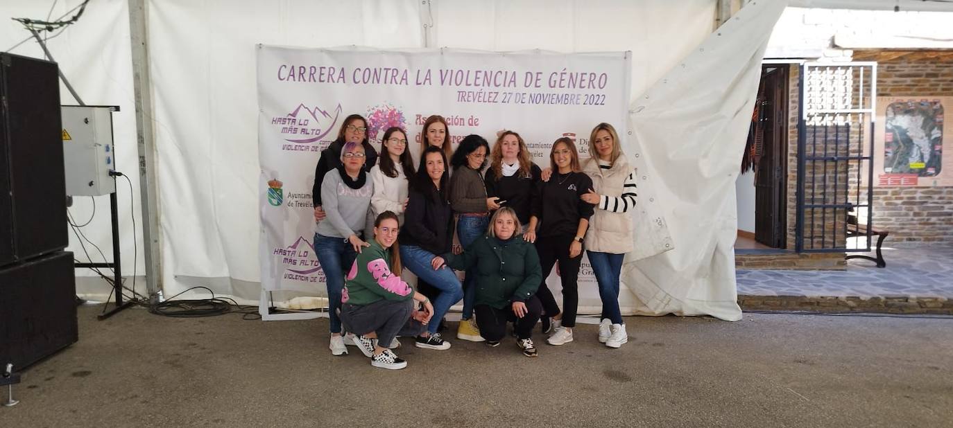 Imagen principal - Integrantes de la asociación de mujeres los Tres Barrios de Trevélez. Dos corredores cruzan la meta. El podio con todos los premios que se han repartido a los participantes tras la carrera. 