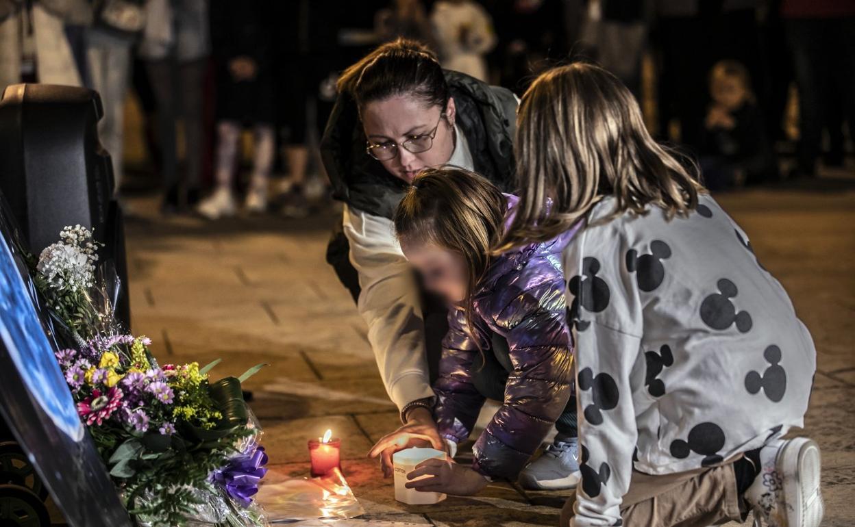 Imagen de la concentración en recuerdo del pequeño Álex celebrada en el barrio de Entre Ríos en Lardero el pasado 28 de octubre.