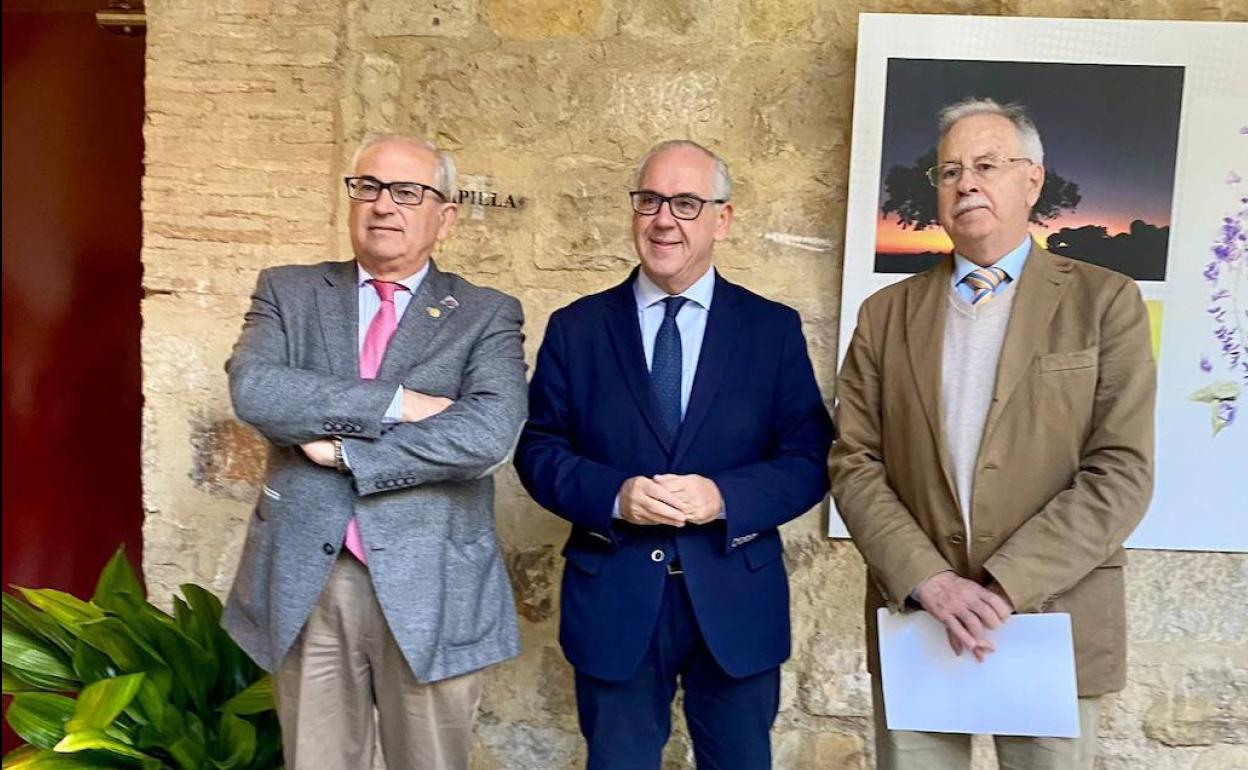 El presidente del CES provincial, Manuel Parras, el delegado de la Junta, Jesús Estrella, y el presidente del CES local, Manuel Carcelén. 