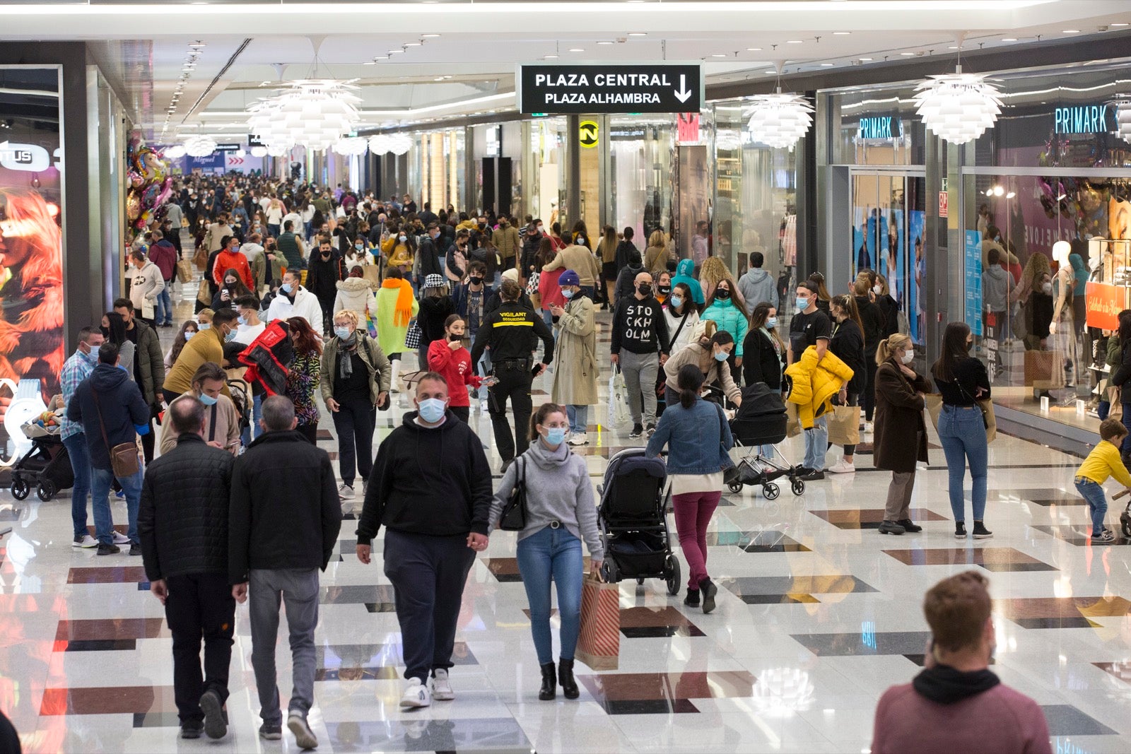 Clientes en el Centro Comercial Nevada.