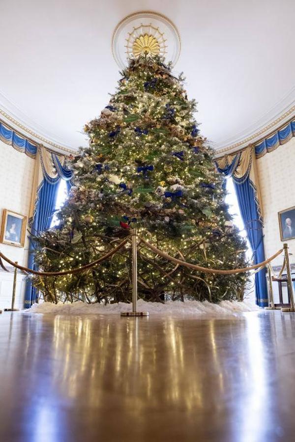Los espejos sobrecargan el árbol navideño oficial, un abeto concolor de casi seis metros de altura situado en el Salón Azul.