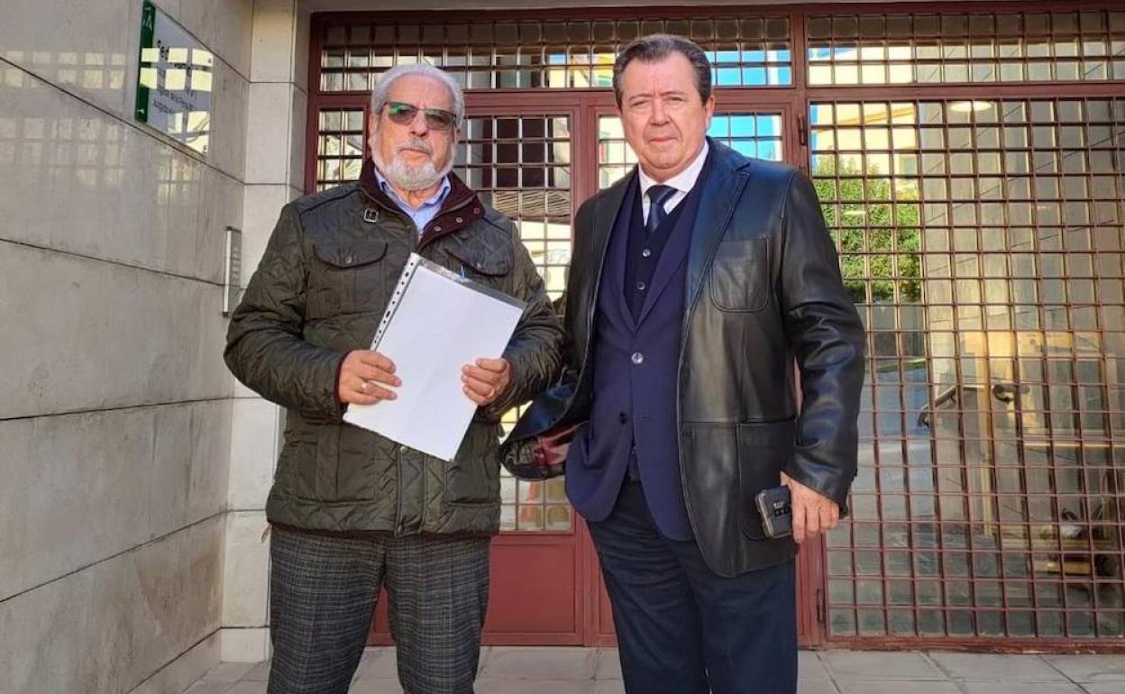 Juan Sánchez y Juan Fernández en la puerta de los Juzgados de lo Penal de Jaén. 