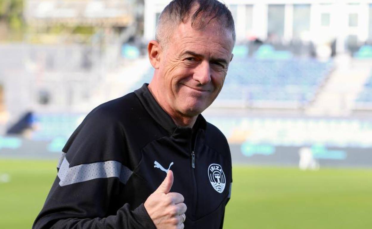 Lucas Alcaraz sonríe en su primer entrenamiento con el Ibiza. 