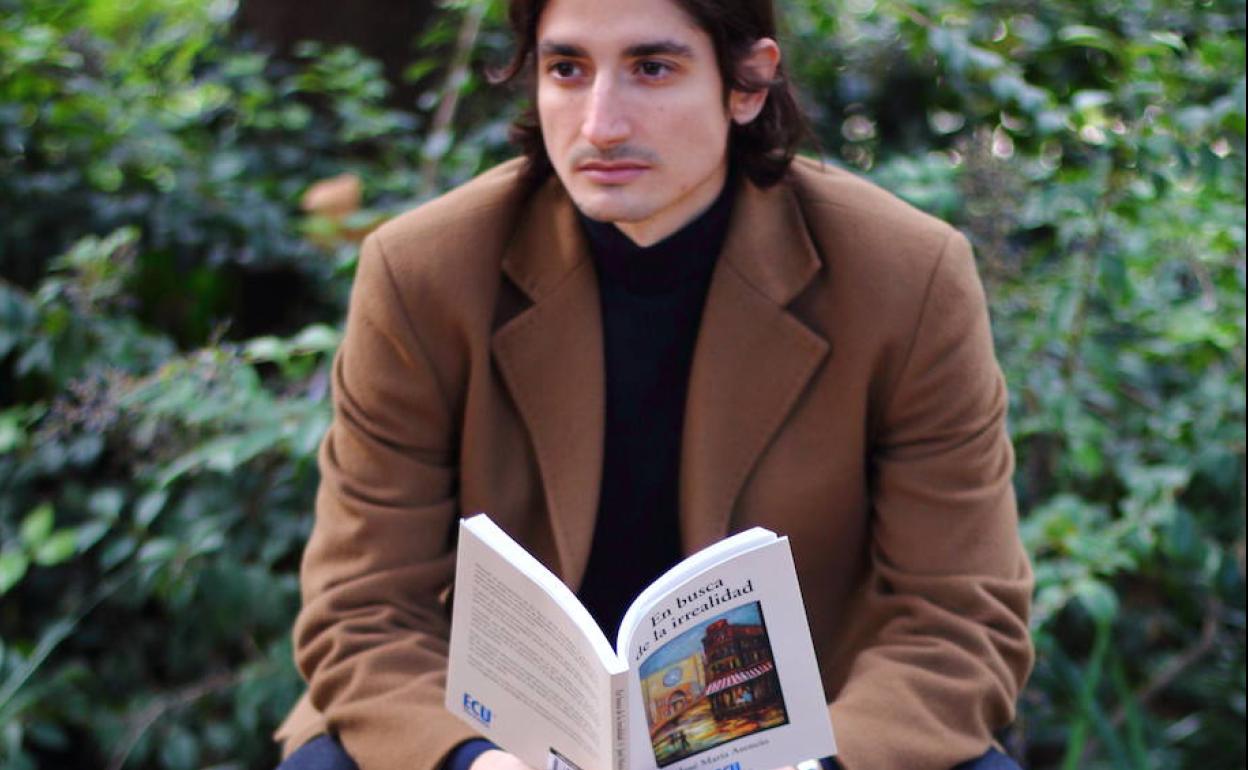 Asencio con su novela 'En busca de la irrealidad'. 