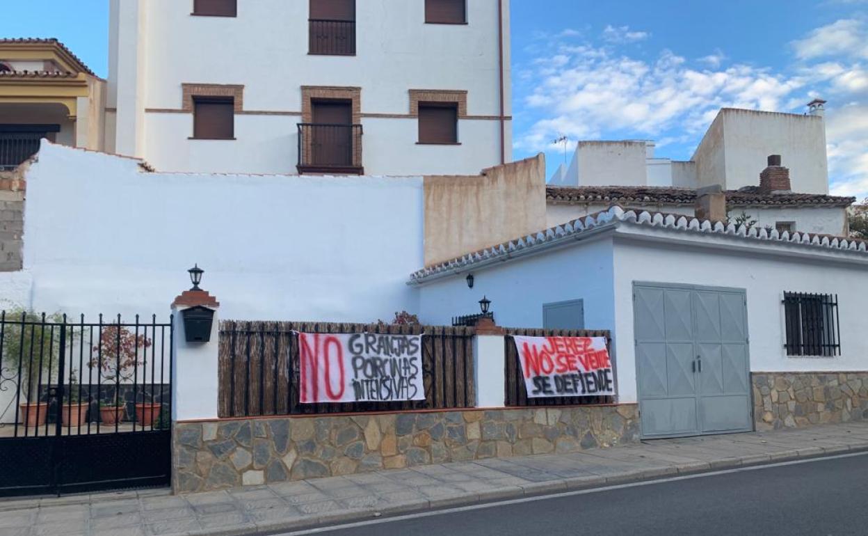 Pancartas en Jerez del Marquesado en contra de la granja porcina.