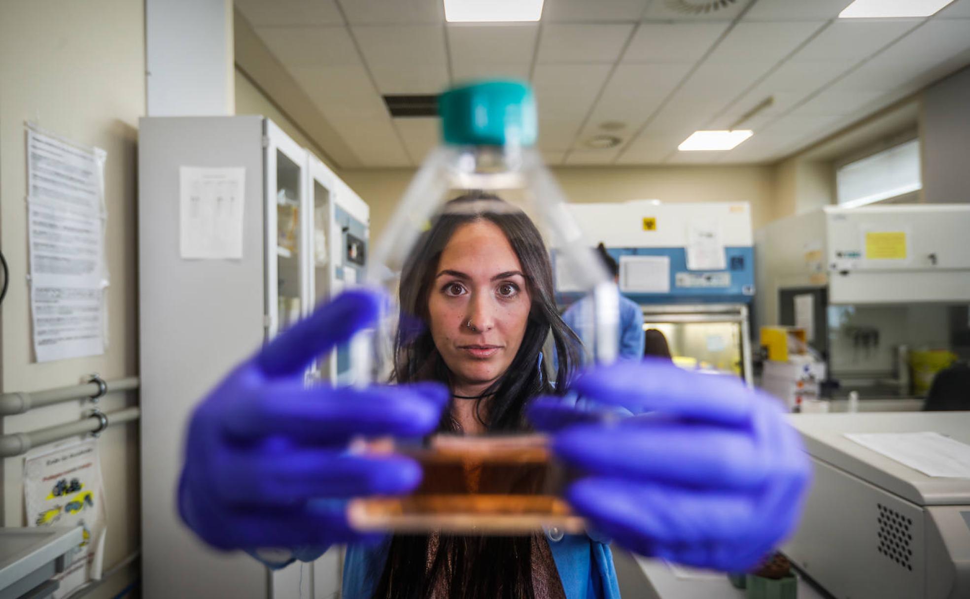 Jennifer López, técnico superior de laboratorio en el Instituto de Parasitología y Biomedicina López-Neyra.