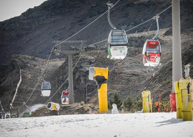 Imagen secundaria 1 - El nuevo telesilla Emile Allais, en pruebas. Los nuevos cañones de nieve, preparados. Los comerciantes se afanan para abrir el sábado.
