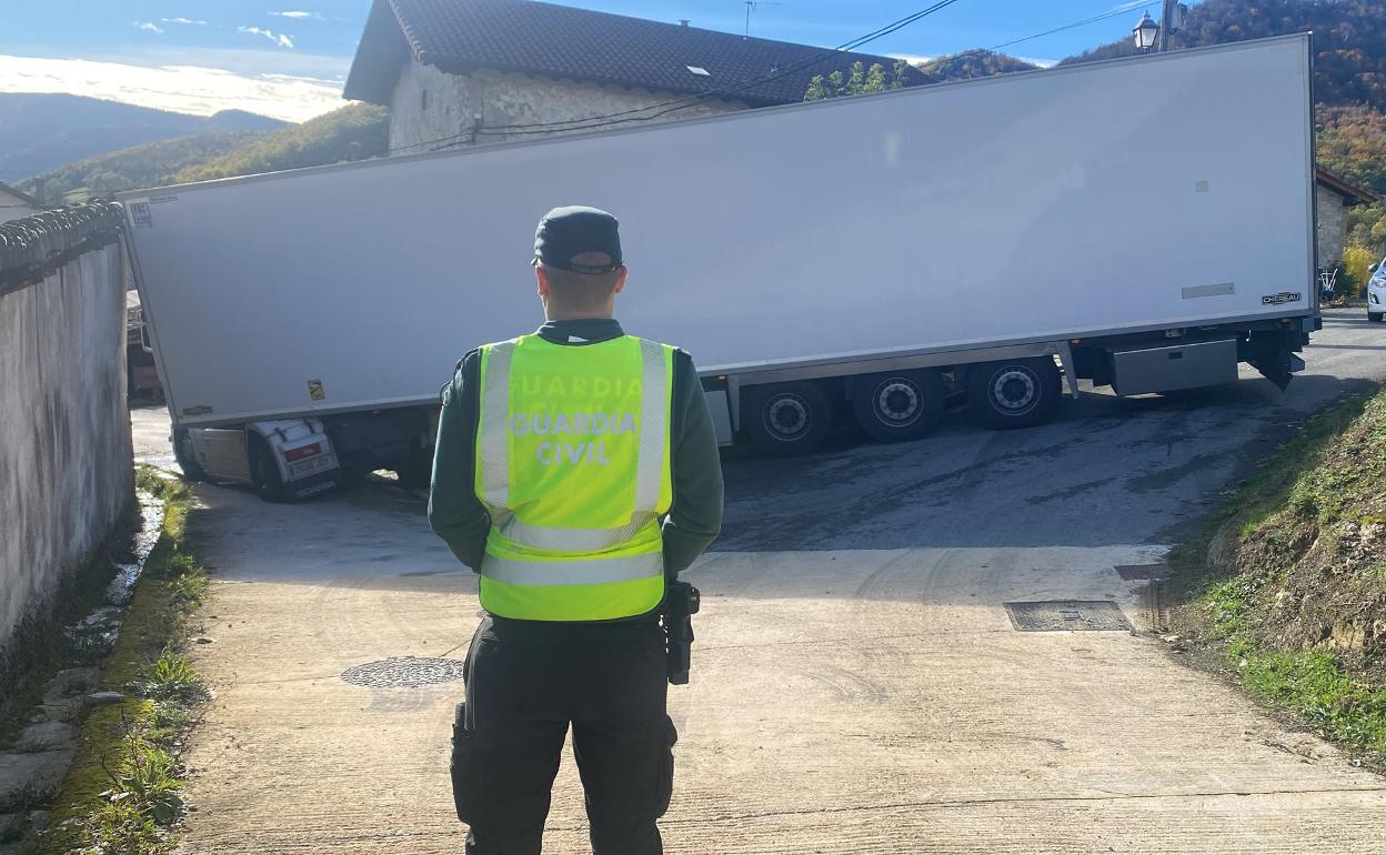 El camión del granadino Guillermo, atascado contra una vivienda de Etuláin (Navarra).