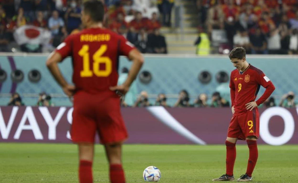 Rodrigo y Gavi, cabizbajos tras el segundo gol de Japón.