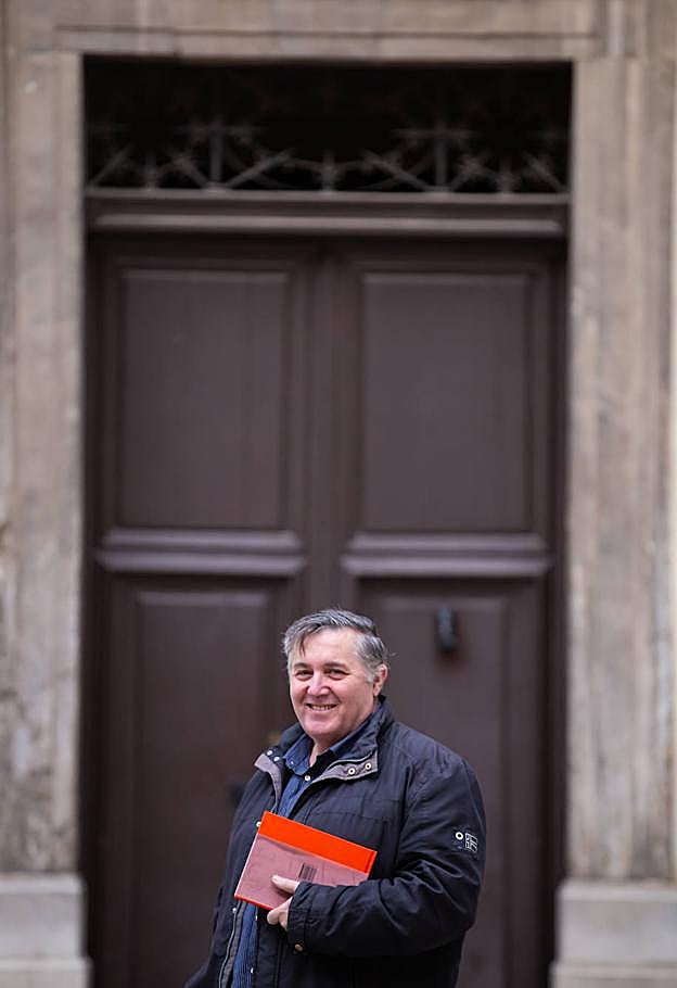 Juan José Márquez con su libro. 
