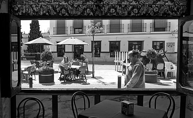 Imagen principal - Juan J. Márquez muestra la relación de las personas con la ciudad abordando temas universales que invitan a la reflexión. 