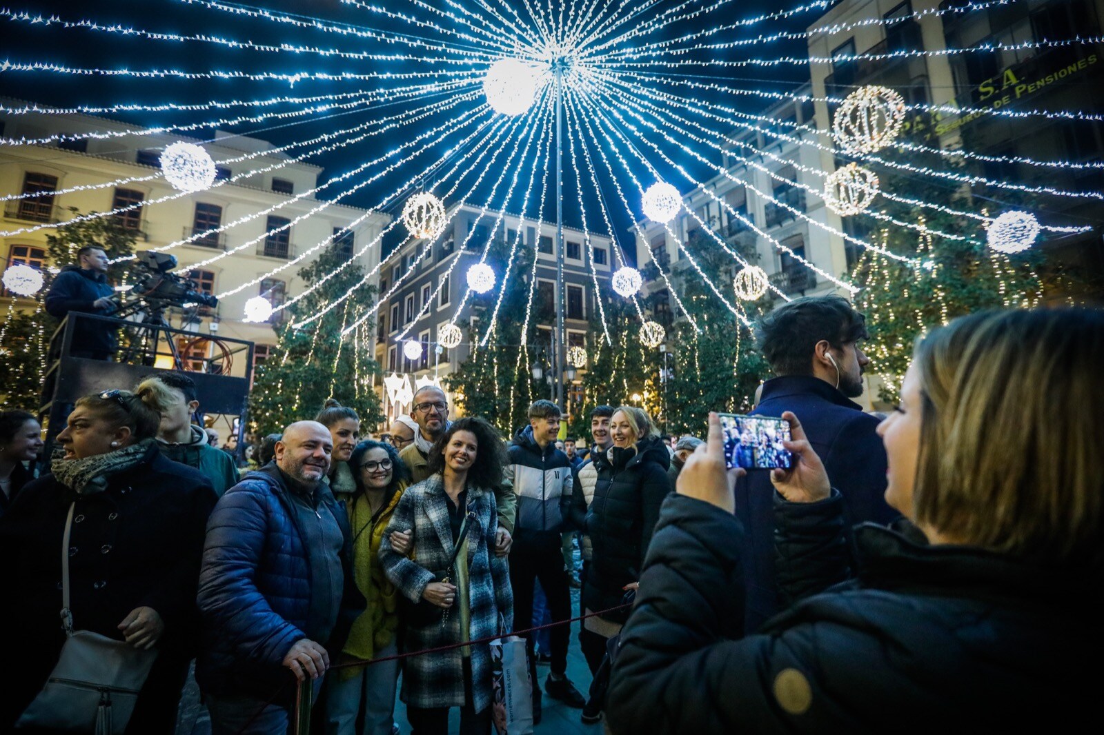 Los granadinos abarrotan el Centro en el encendido del alumbrado.