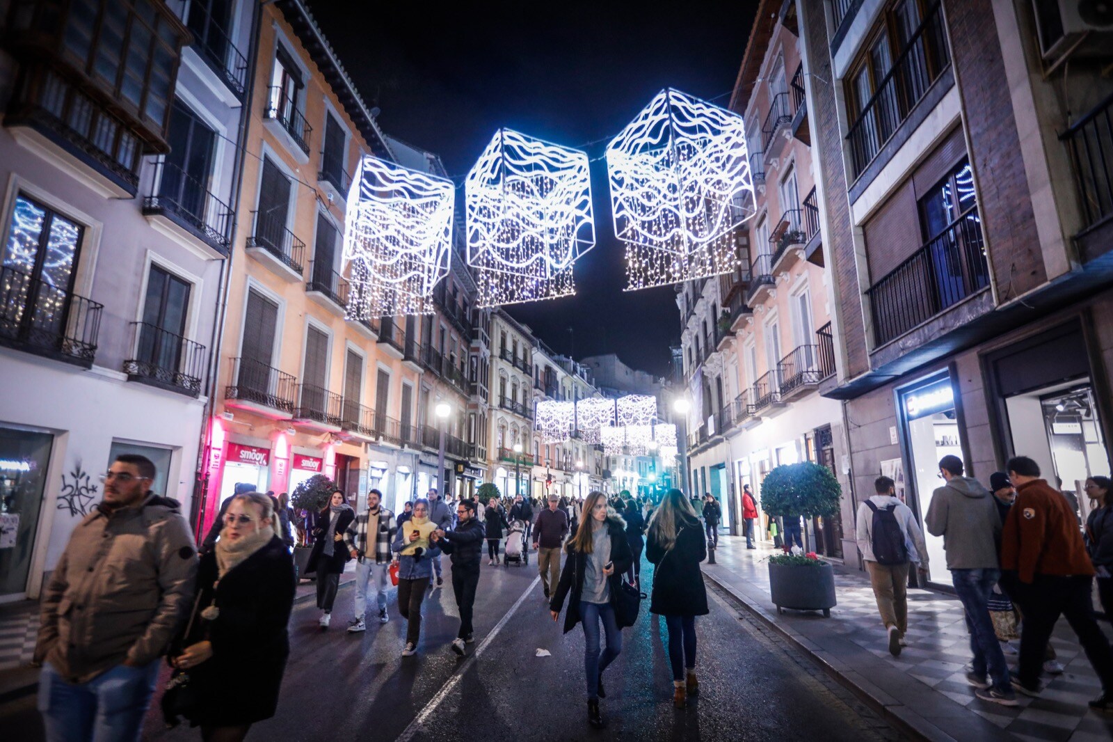 Los granadinos abarrotan el Centro en el encendido del alumbrado.