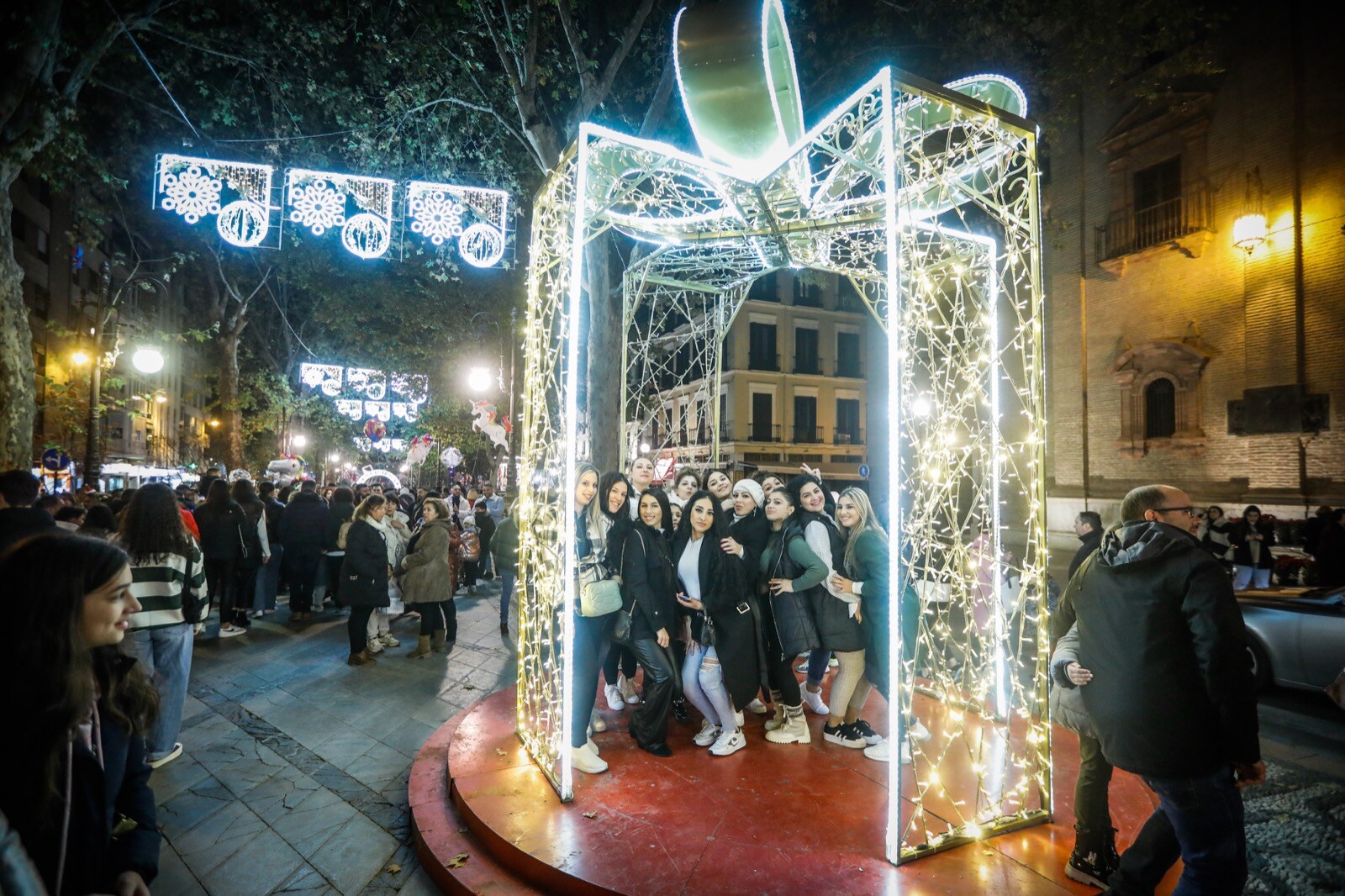 Los granadinos abarrotan el Centro en el encendido del alumbrado.