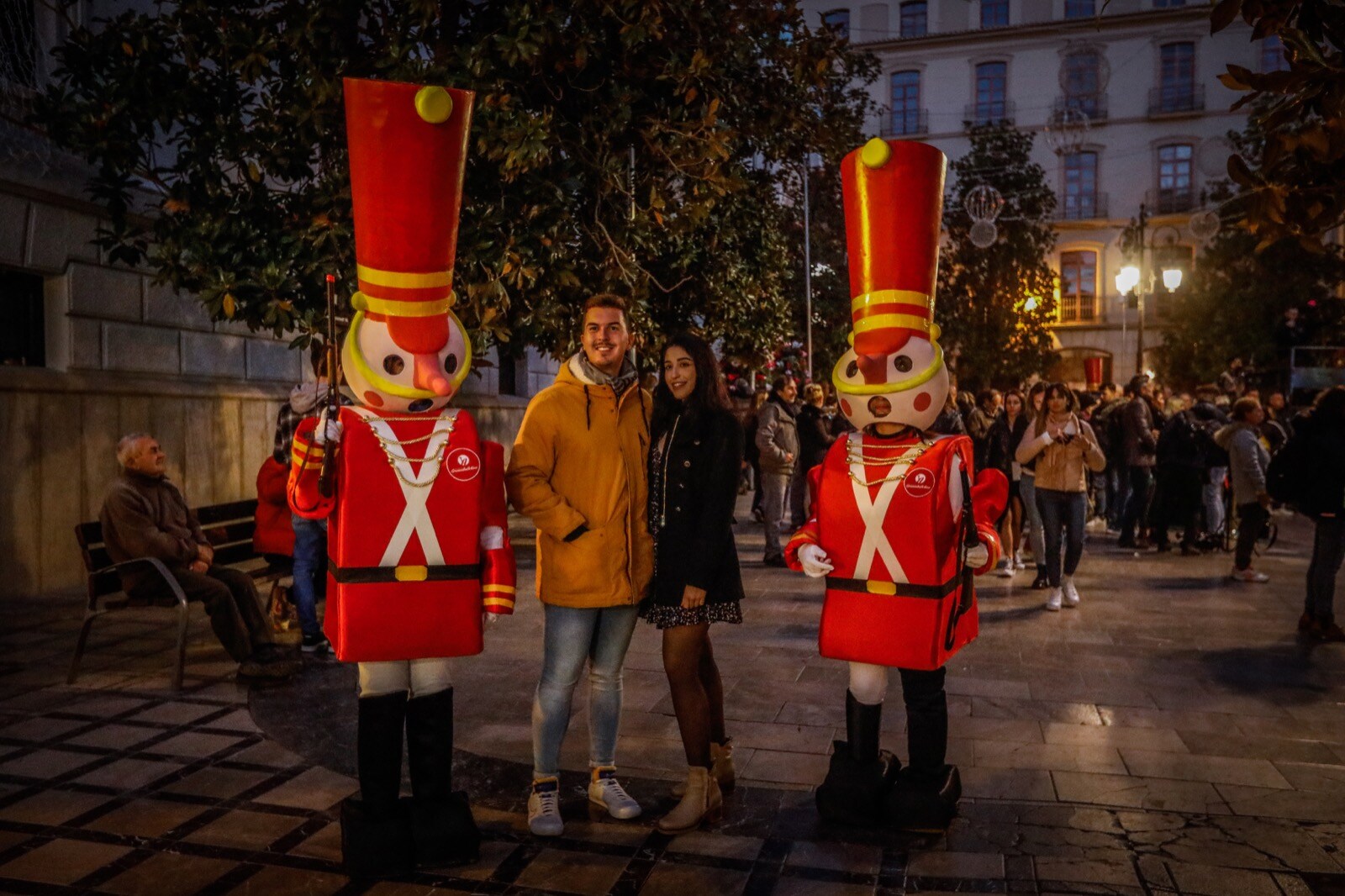 Los granadinos abarrotan el Centro en el encendido del alumbrado.