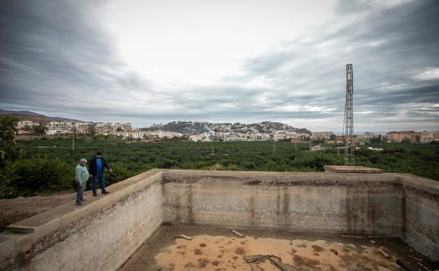 Embalse de una comunidad de regantes, completamente seco.