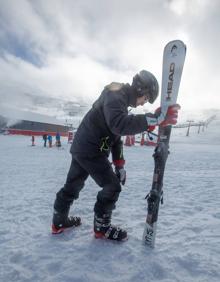 Imagen secundaria 2 - La jornada inaugural fue satisfactoria gracias al empleo de los cañones de nieve.