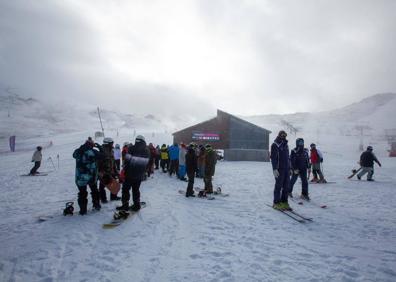Imagen secundaria 1 - Ambiente en Sierra Nevada en su jornada inaugural de la presente temporada
