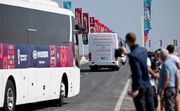 Algunos autobuses que transportan a las diferentes personalidades del Mundial 