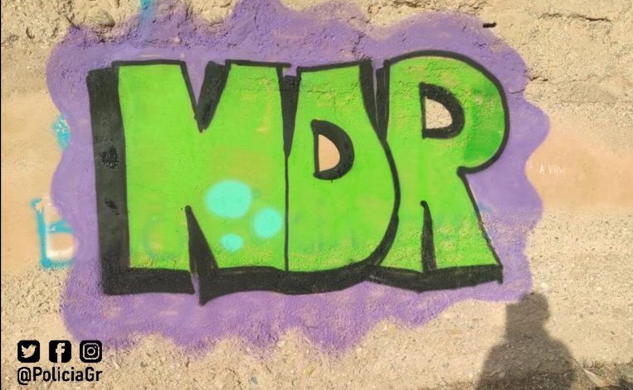 Grafiti realizado en la muralla zirí.