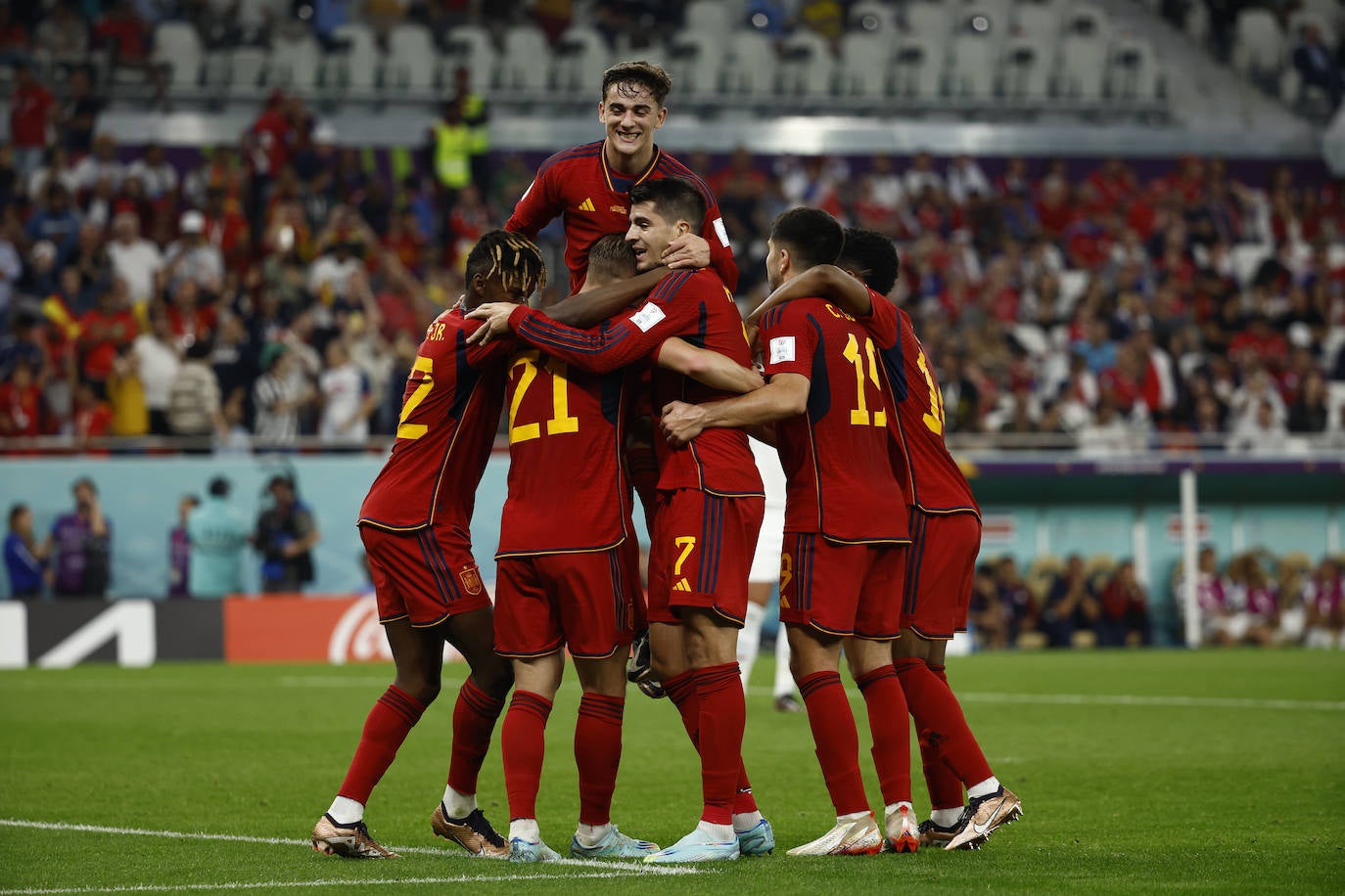 Los jugadores de España celebran un gol. 
