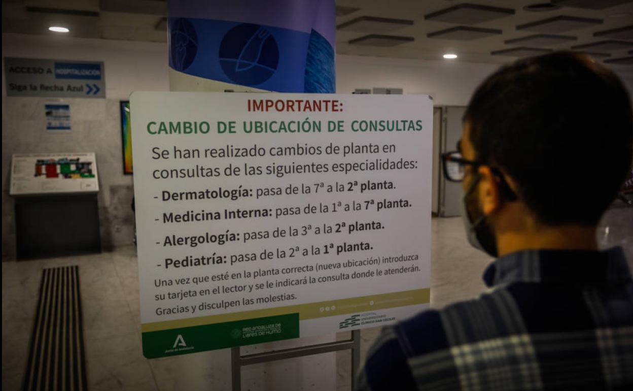 En la entrada del Hospital Clínico Universitario San Cecilio un cartel indica algunos cambios que los pacientes deben conocer. 