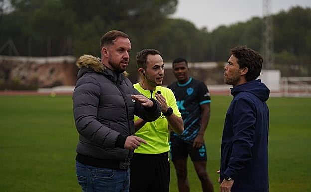 Imagen principal - El Almería-Hearts se suspende antes del descanso por una tángana