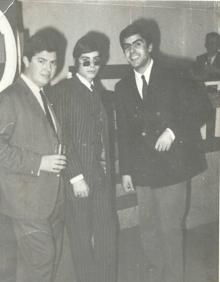 Imagen secundaria 2 - Miguel Ríos y Fernando Miranda, durante la gira 'La noche roja'. Primeros conciertos. Una noche en el Radar, con Juanito El Fotógrafo, Agustín de Los Ángeles y Miranda.