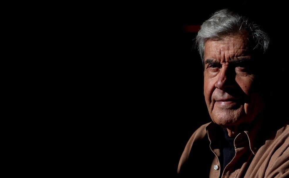 Fernando Miranda, en el despacho de su casa, en Granada. 