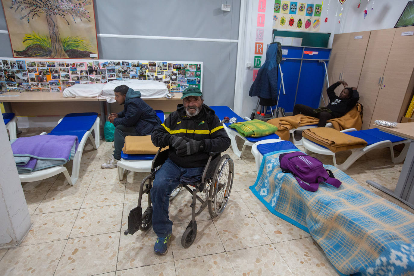 Imagen secundaria 2 - La concejala de Derechos Sociales conversa en el refugio con los usuarios. 