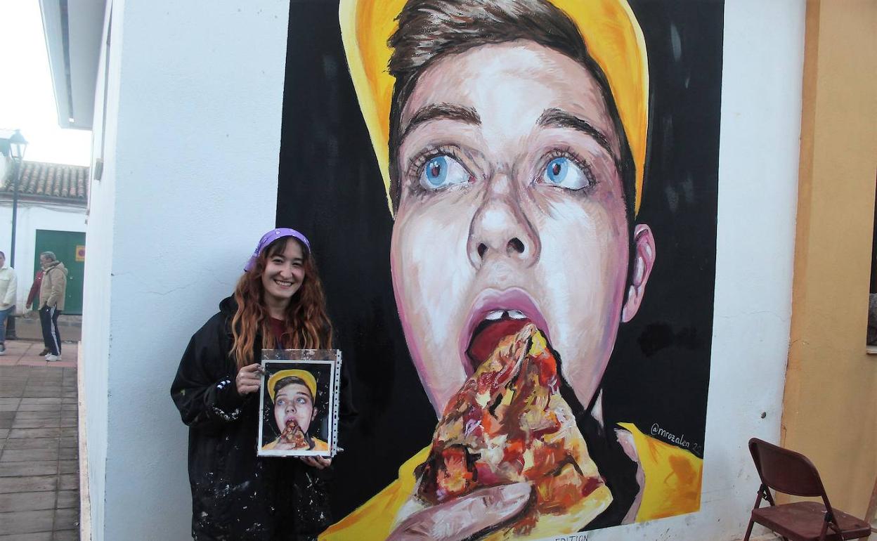 La pintora de Aldeahermosa (Montizón), Marifé Rozalén, con su mural al aire libre. 