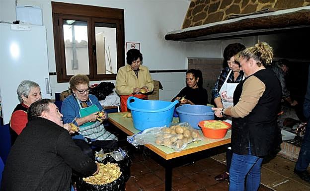 Imagen principal - Mecina Bombarón y Yegen celebran a lo grande la fiesta de la matanza del cerdo