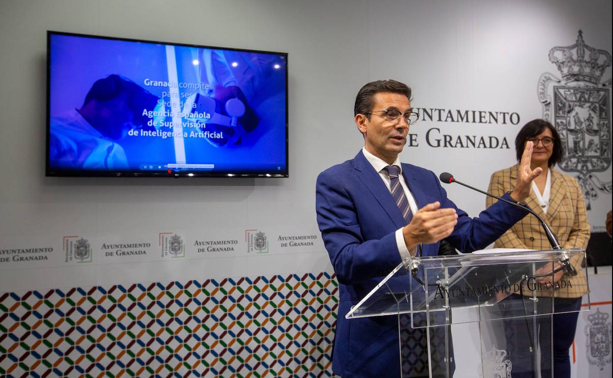 El alcalde de Granada, Paco Cuenca, en la presentación de la web de la candidatura. 