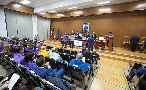 Imagen principal - Farmacia se va de fiesta por su patrona