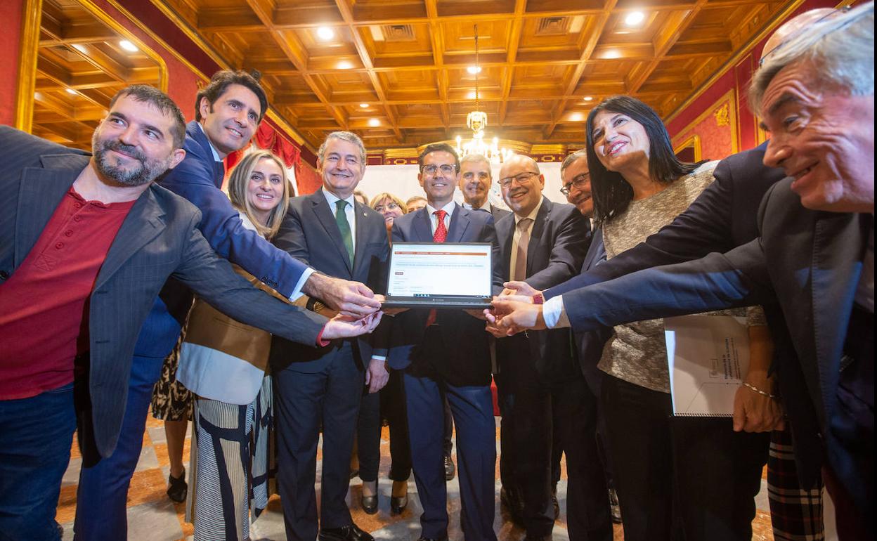 Daniel Mesa y Juan Francisco Martín, en los extremos, en una de las fotos familiares de apoyo a la candidatura. 