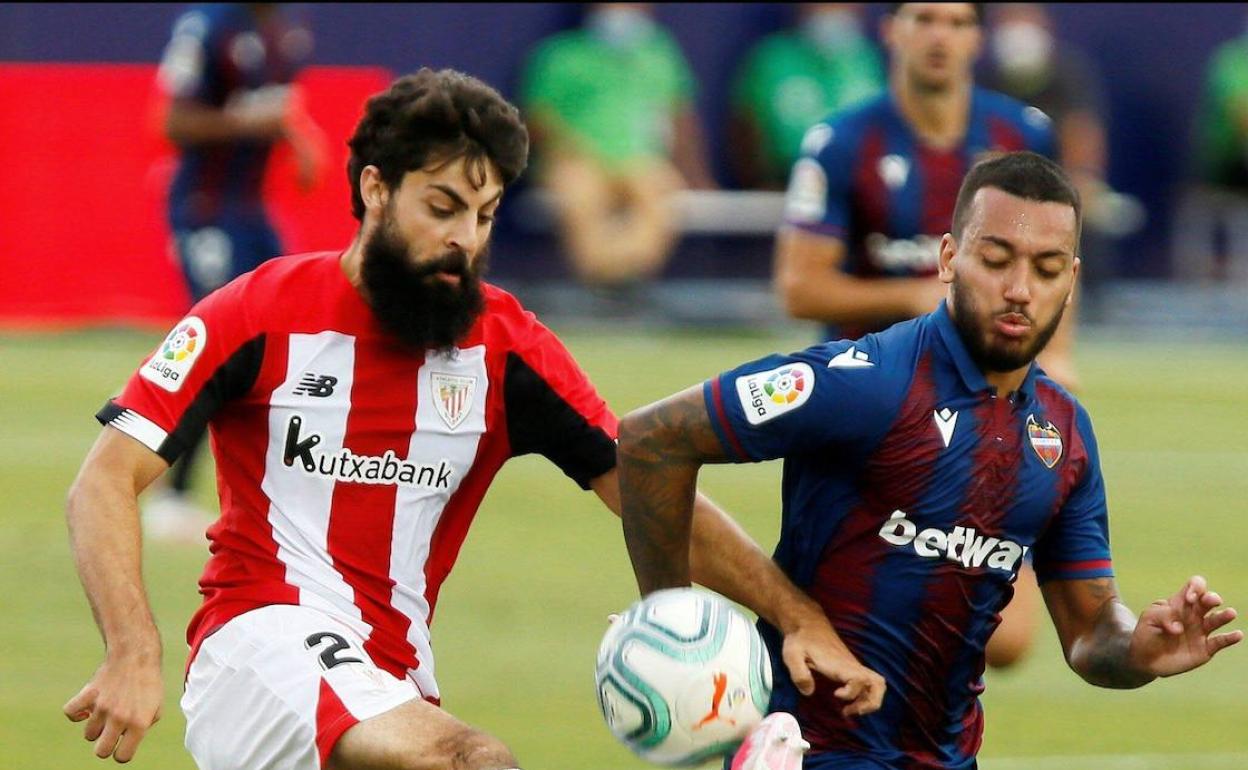 Asier Villalibre, en un partido contra el Levante de la temporada pasada. 