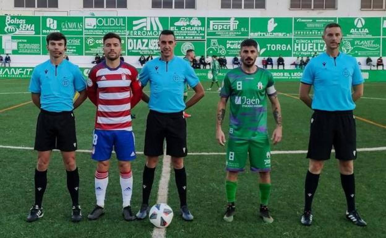 Los capitanes de los dos equipos junto a los colegiados antes del inicio del choque. .