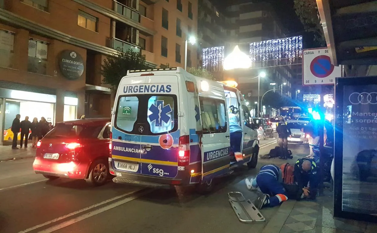 Sanitarios atienden a los heridos en la Avenida de Madrid. 