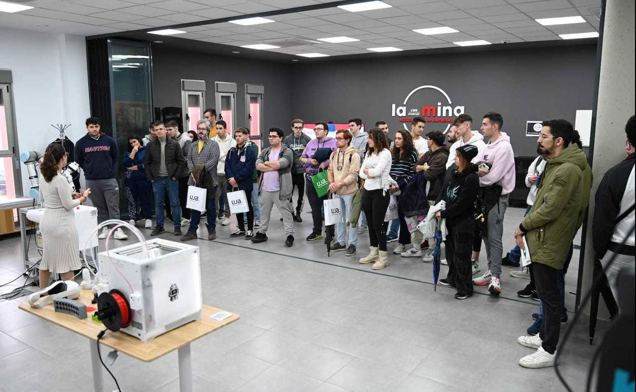 Estudiantes visitan la sede de la Aceleradora de Empresas La Mina.