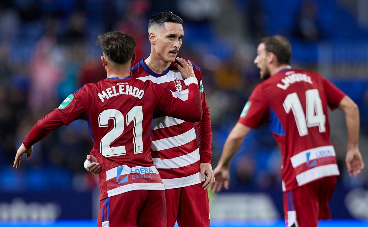 Callejón abraza a Melendo, su asistente en el gol del empate. 