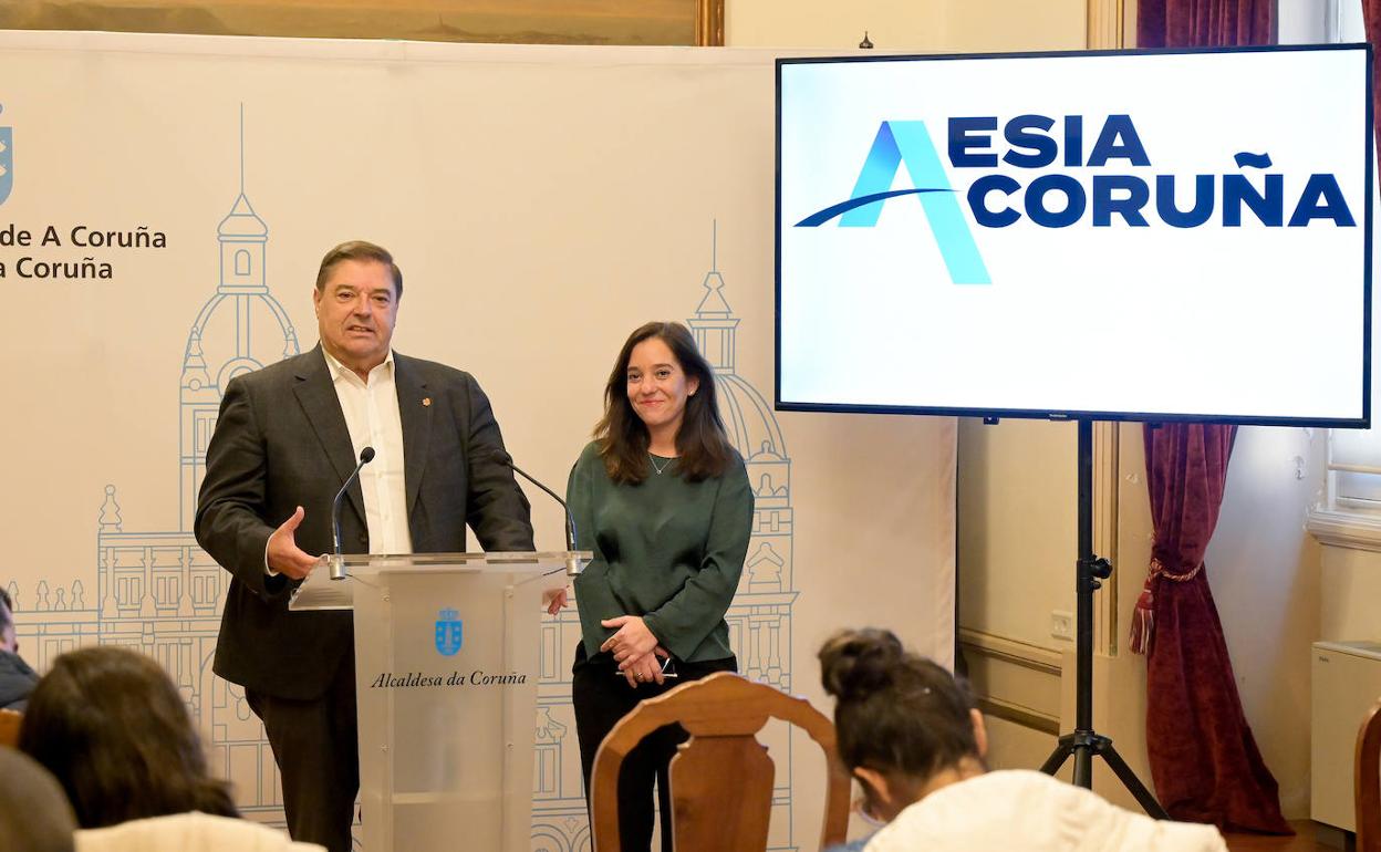 El rector de la Universidad de La Coruña, Julio Abalde y la alcaldesa Inés Rey celebrando en rueda de prensa la oficialidad de la sede de la Agencia Española de Supervisión de Inteligencia Artificial (IA), este lunes. 