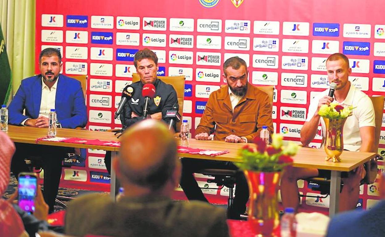 Los medios de Arabia Saudí acudieron a la rueda de prensa ofrecida por la UD Almería y el representante de LaLiga. 
