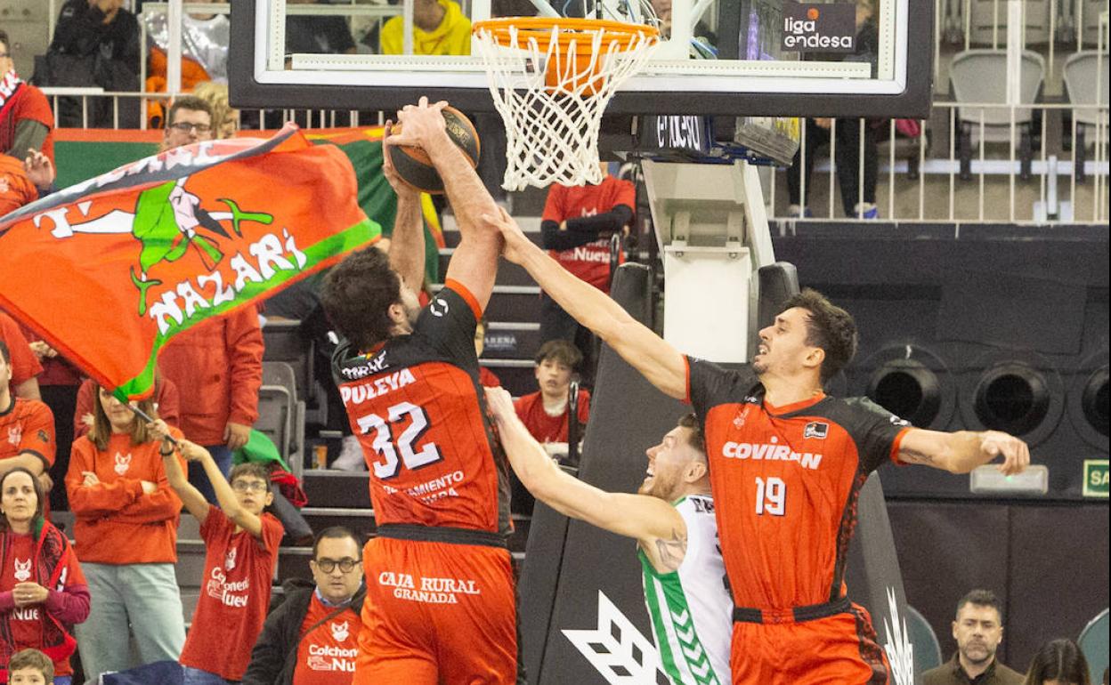 Pere Tomàs (derecha) ayuda en el rebote a Luke Maye, lesionado y baja para Zaragoza. 