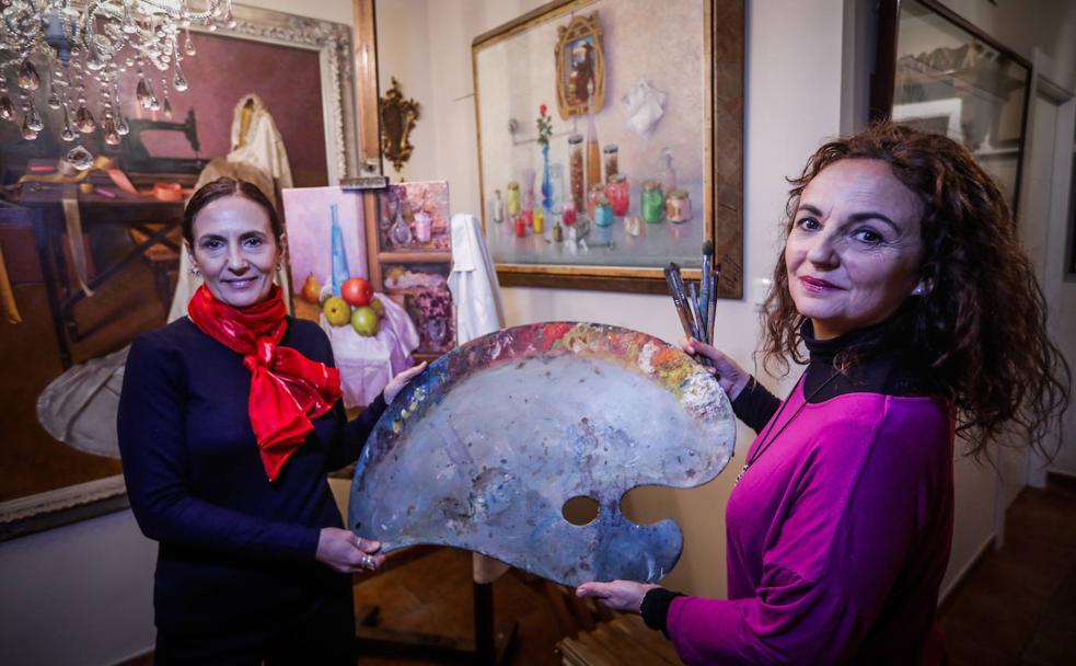 Ana y Nuria Mingorance, con la paleta de pinturas de su padre en el estudio de Ribera del Violón. 