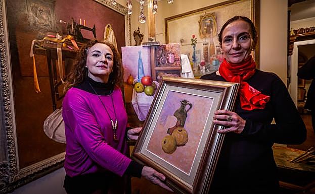 Nuria y Ana, con la obra inacabada de su padre. 