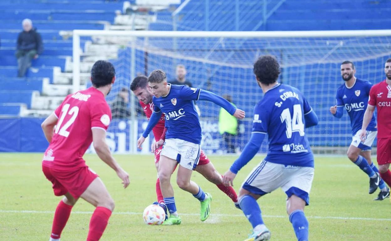 Fermín intentando crear juego sobre un Linarejos encharcado. 