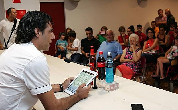 Imagen principal - Arriba, José Ortiz Bernal el día de su despedida, acompañado de familiares, amigos y aficionados. Abajo, a la izquierda, la emotiva celebración de su único gol en Primera, dedidado a su madre, fallecida meses antes. A la derecha, el día de su reconocimiento como centenario. 