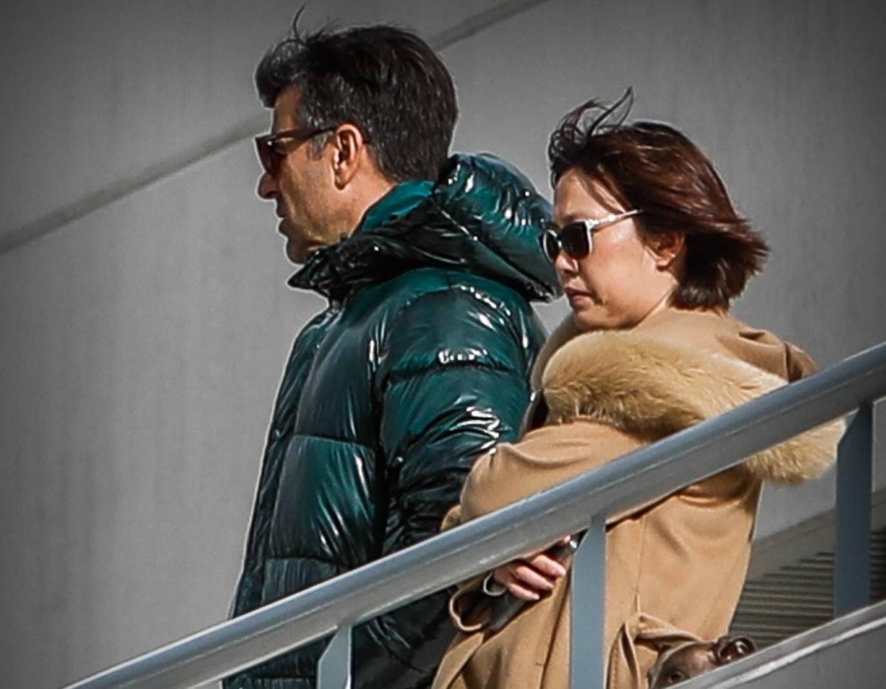 Sophia Yang, presidenta del Granada, junto a Nico Rodríguez, director deportivo, en el partido del filial rojiblanco este sábado en la Ciudad Deportiva del club.